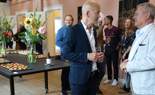 KF's nye direktør Christian Strøm (tv) taler med en receptionsgæst