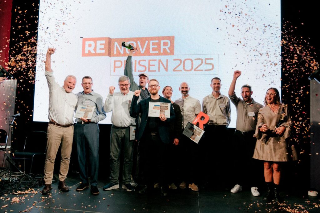 viser vinderne på scenen efter de har vundet Renoverprisen 2025