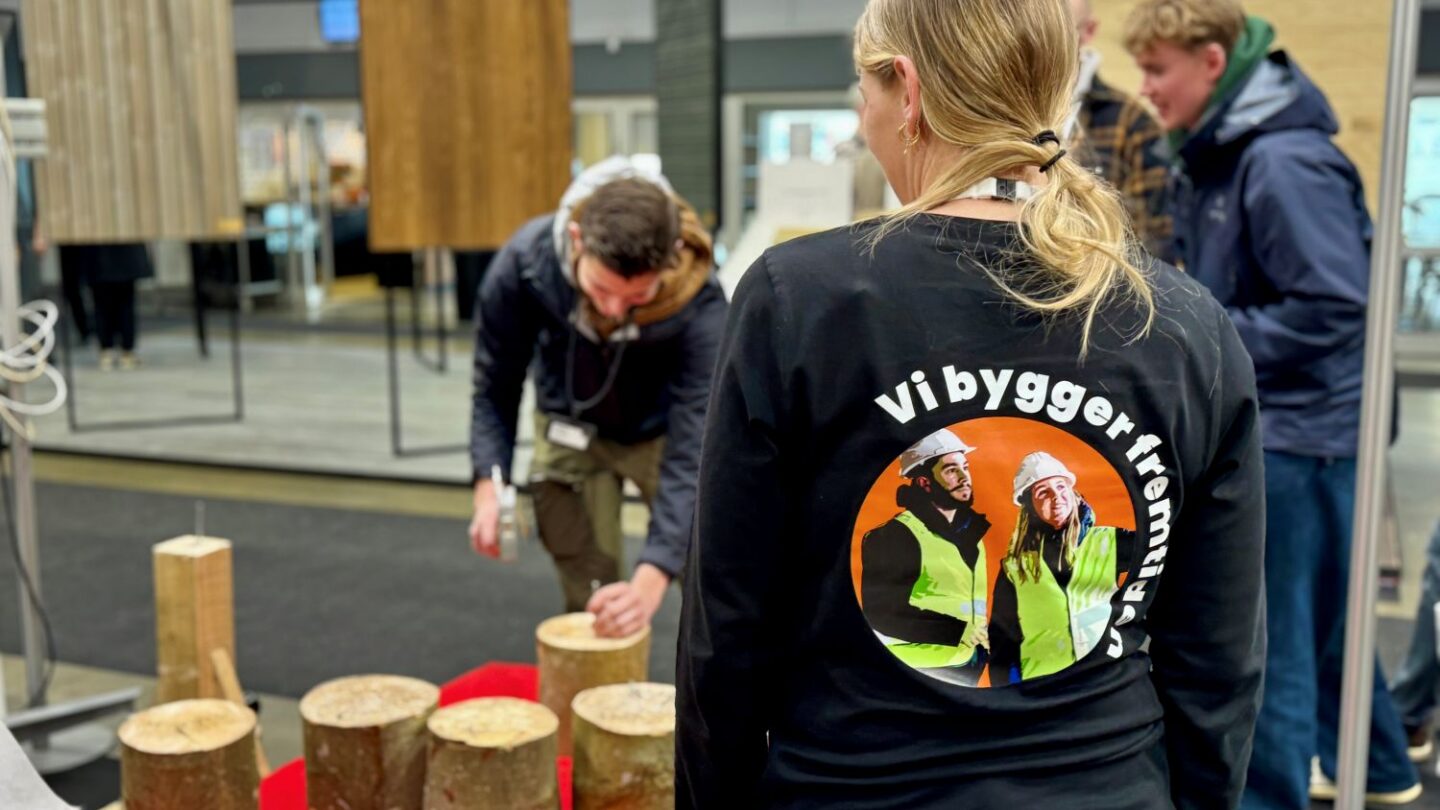 KF repræsentant i forgrunden. Der slås søm i I baggrunden