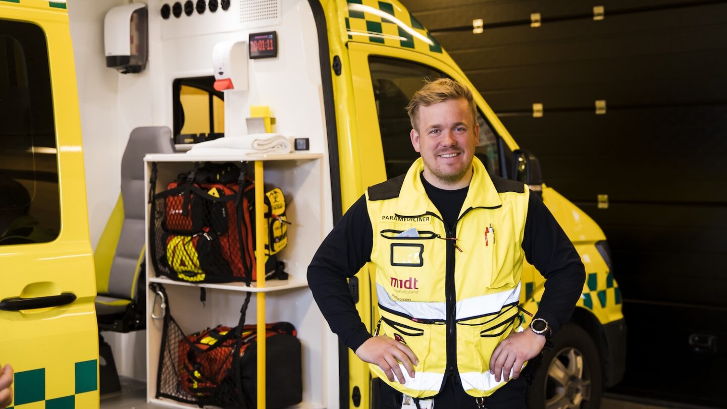 Christian Aaskov foran sin ambulance
