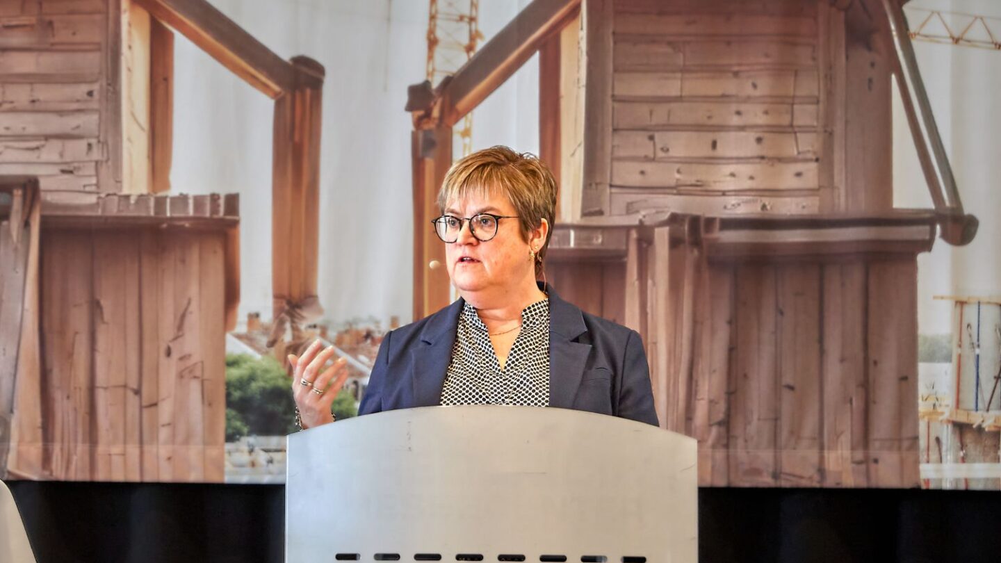 Formand for Konstruktørforeningen Kirsten Nielsen på en talerstol
