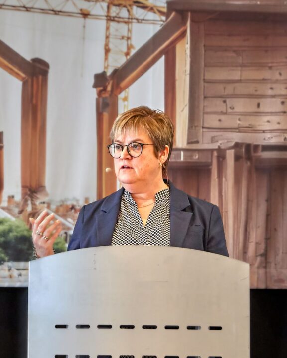 Formand for Konstruktørforeningen Kirsten Nielsen på en talerstol