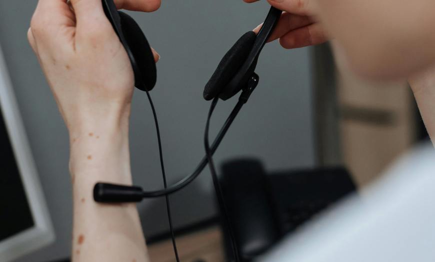 Sæt af hovedtelefoner, der påsættes