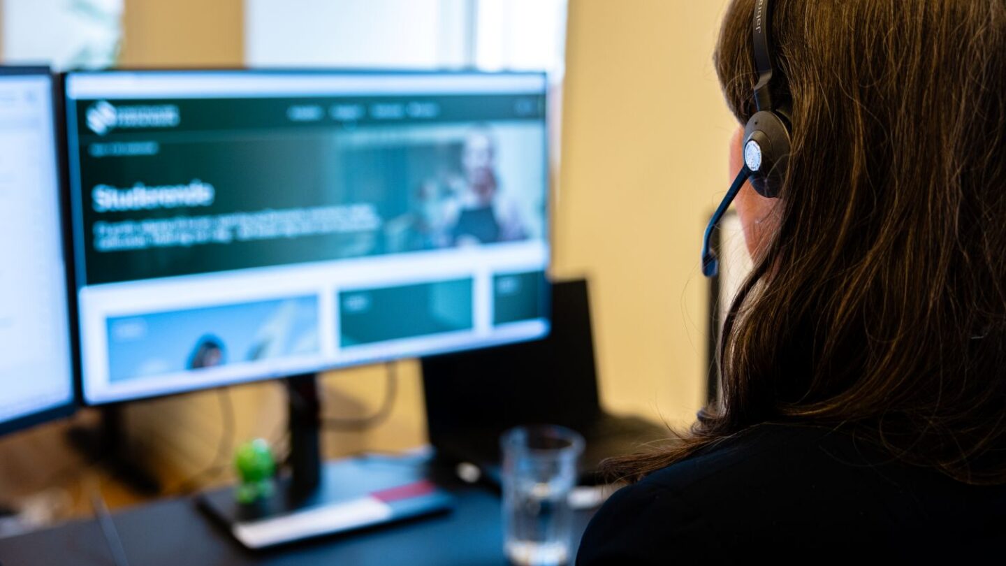 Medarbejder i Konstruktørforeningen iført headset.