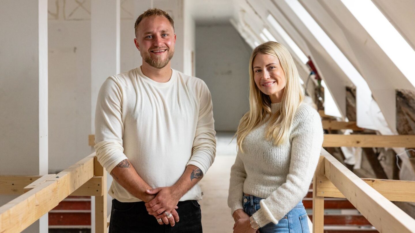 To bygningskonstruktører ved et renoveringsprojekt.