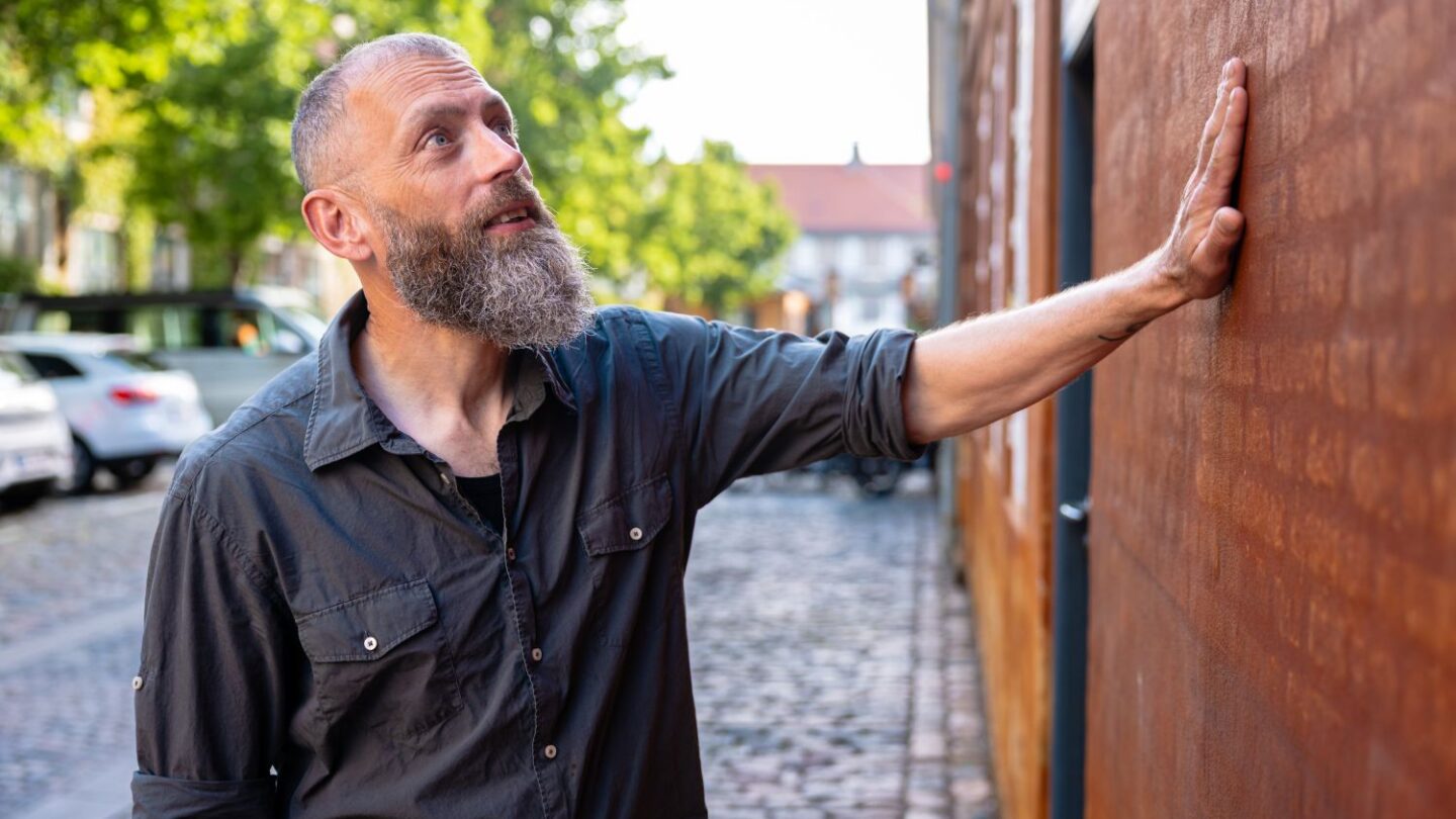 Bygningskonstruktør Ørn Steffensen tæt op ad en mur.