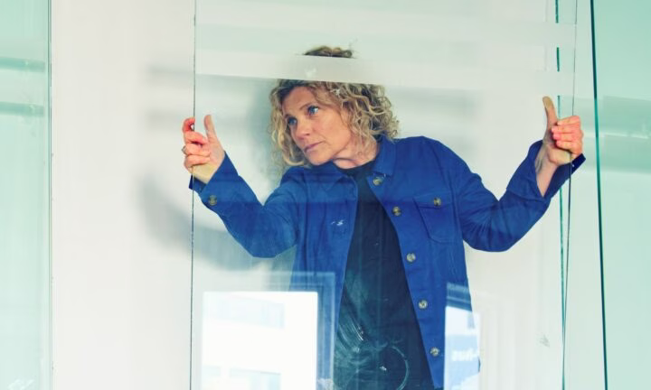 Bygningskonstruktør Olga Truelsen bærer på et stort stykke glas. Hun arbejder med selektiv nedrivning og genanvendelse af materialer