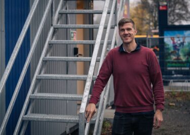 Bygningskonstruktør Emil stående op ad en trappe