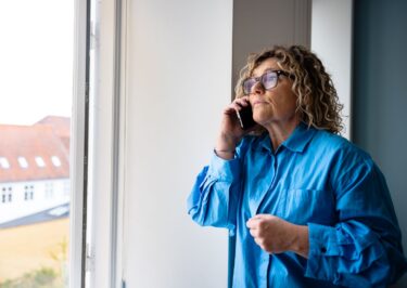 Bygningskonstruktør Olga Truelsen taler i telefon.
