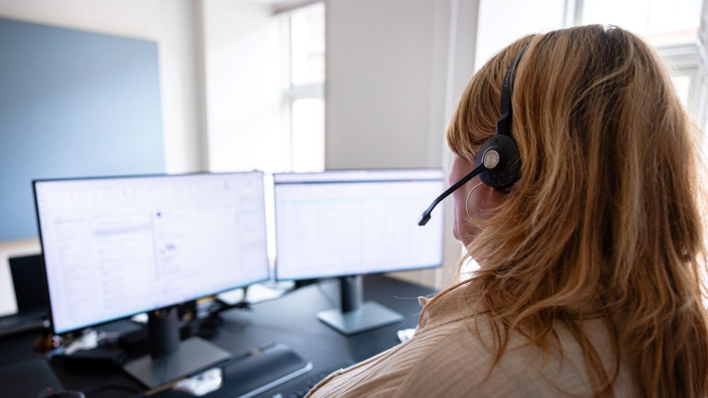 Medarbejder i Konstruktørforeningen iført headset.