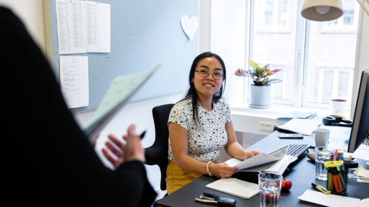 Konsulent i Konstruktørforeningen ved et skrivebord.