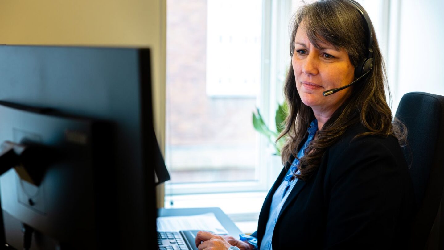Medarbejder i Konstruktørforeningen iført headset.