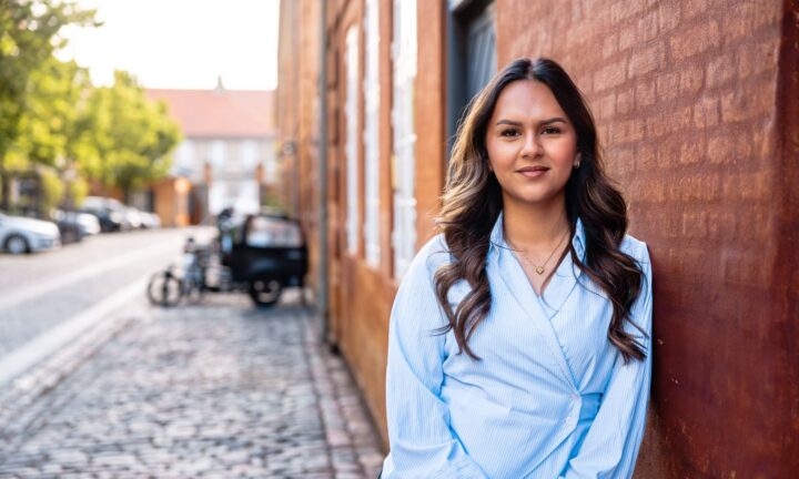 Bygningskonstruktør Mina Zamany stående op ad en væg.