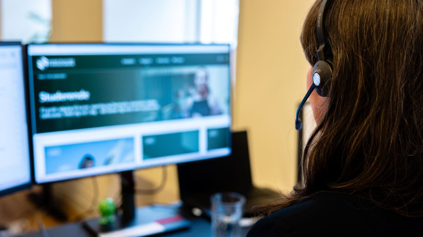 Medarbejder i Konstruktørforeningen iført headset.