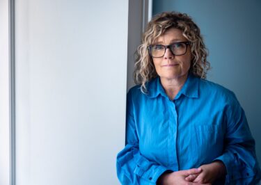 Bygningskonstruktør Olga Truelsen op ad en væg.