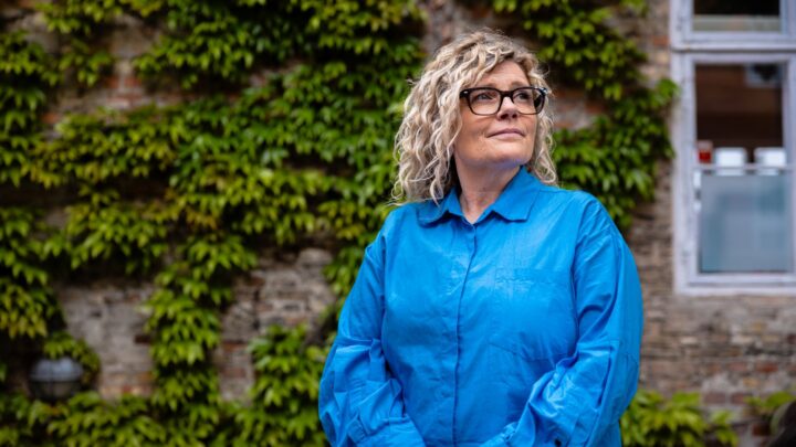 Bygningskonstruktør Olga Truelsen stående i en gård.